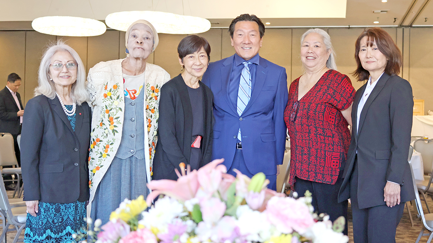 (From left) Downtown Los Angeles JACL Chapter members Kitty Sankey, Nancy Nix, Amy Tambara and Chapter President George Kita; JACL Pacific Southwest District board member and immediate past governor Nancy Takayama; and Japanese Women’s Society of Southern California President Yuriko Shikai (Photo: George Toshio Johnston)